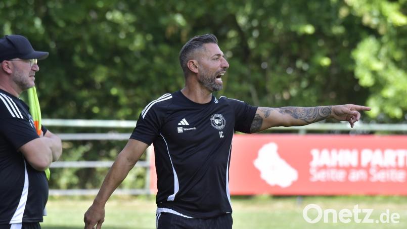 Die SG Traßlberg/Michaelpoppenricht will in die Kreisliga: Trainer Ilker Caliskan (rechts) und Teammanager Andreas Schinhammer (links) verfolgen ein klares Ziel. Bild: Hubert Ziegler