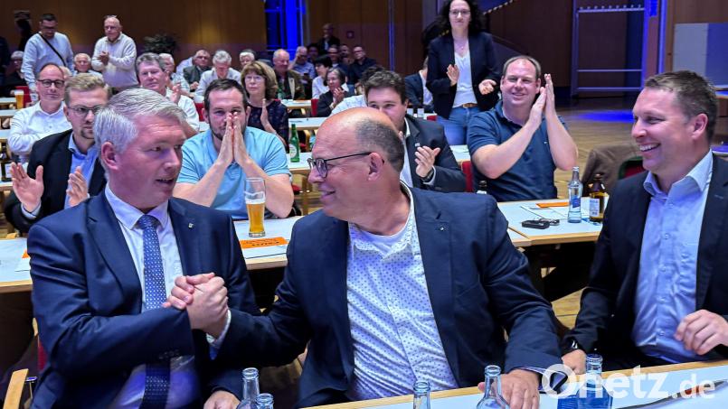 Stefan Ott (links) hat die Mehrheit im ersten Wahlgang. Helmut Weigl und Martin Schafbauer (rechts) gratulieren. Bild: Stephan Huber