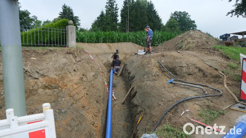 Vom Gehweg in der Plößberger Straße bis in den angrenzenden Flurbereich wird die neue Hauptleitung der Wasserversorgungsanlage verlegt. Bild: Fred Lehner