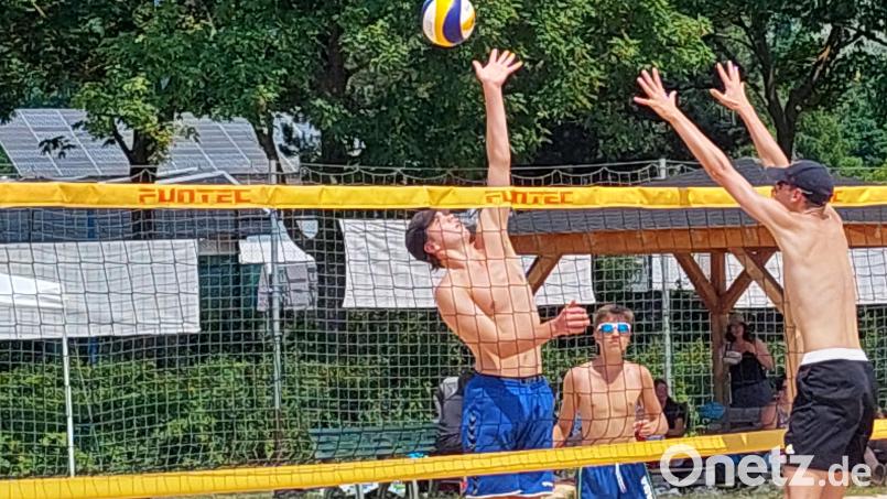 Sebastian Helm (links) startet bei der Bayerischen im Beachvolleyball. Bild: VC DJK Amberg/exb