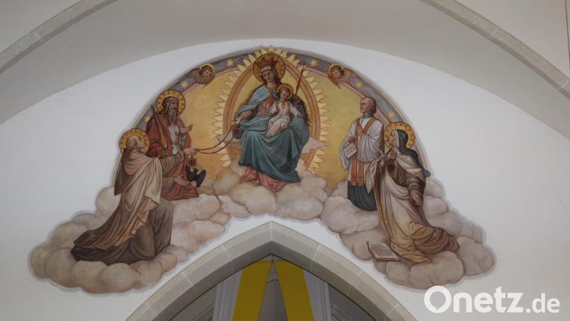Bild in der Pfarrkirche in Trausnitz. Maria überreicht einem Mönch das Skapulier, begleitet vom Propheten Elias, der Heiligen Theresia von Avila und Pfarrer Gruber, der 1717 die Skapulierbruderschaft begründete. Bild: Braun