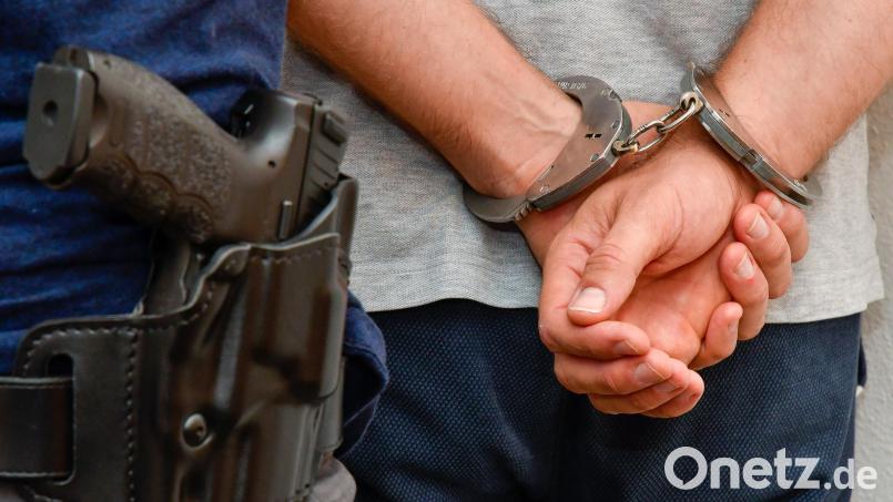 Eine stark alkoholisierte Frau leistet in Oberkotzau Widerstand gegen die Polizei. Die Beamten mussten sie in Gewahrsam nehmen. Symbolbild: Petra Hartl