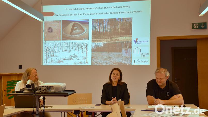 Wissenschaftlicher Leiter Stefan Wolters (links) erklärte gemeinsam mit Fachleuten die Inhalte des deutsch-tschechischen Grabstätten-Projekts. Über einen Beamer konnten sich die Anwesenden ein Bild vom Aussehen frühmittelalterlicher Gräber machen. Bild: ubb