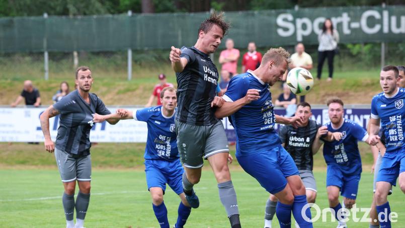 Ein echter Härtetest vor dem Ligastart: Auf Noah Scheler (am Ball) und den SV Etzenricht steht am Freitagabend das Pokalspiel gegen den SV Schwandorf-Ettmannsdorf an. Archivbild: Dieter Jäschke