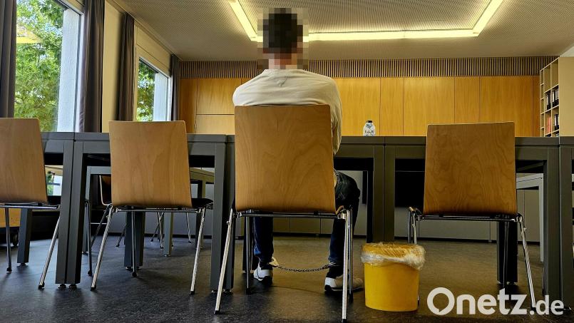 Am letzten Prozesstag wird es einsam um den angeklagten Makler. Neben ihm steht ein gelber Kübel. Dem Mann war am Tag der Urteilsverkündung morgens übel. Bild: blf