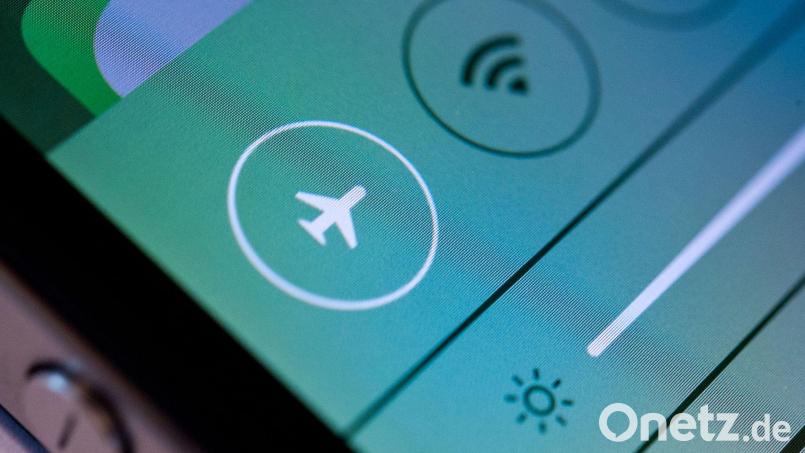 Flugmodus an: Mit Handy-Einstellungen kann man regeln, was und wer einen wann erreichen kann - und so für echte „Flow“-Momente sorgen. Bild: Franziska Gabbert/dpa