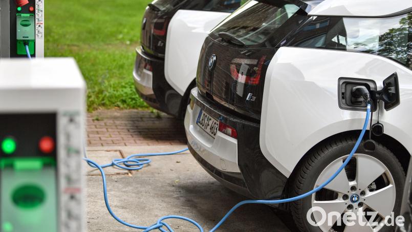 Die bayerische Automobil- und Zulieferindustrie setzt konsequent auf die Umstellung zur Elektromobilität. Symbolbild: Patrick Pleul/dpa
