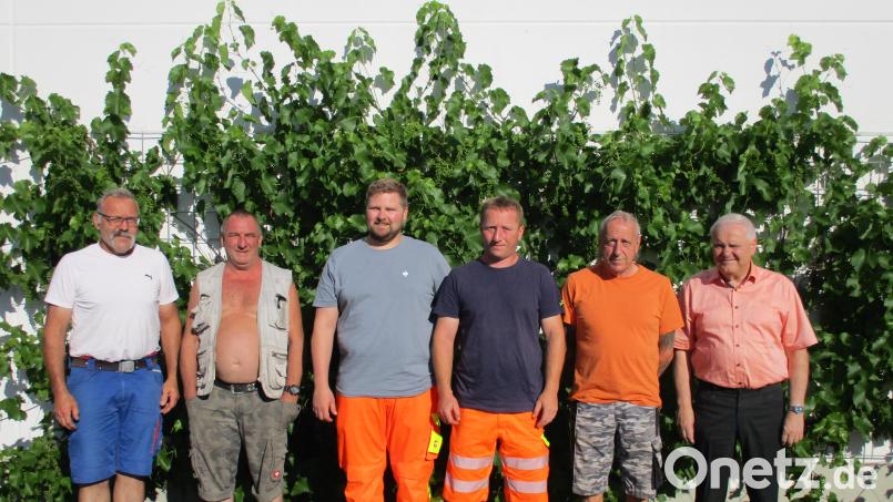 Auf dem Bauhofgelände hatten sich die Bauhofmitarbeiter und der Bürgermeister eingefunden, um ihren zukünftigen Kollegen, Benjamin Schiener, zu begrüßen. v. l. Otto Schroll, Otto Schirmer, Benjamin Schiener, Markus Ponnath, Werner Ponnath und Günter Kopp. Bild: Christopher Östreicher
