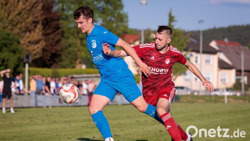 Lukas Weiss (links) vom SV Schwarzhofen im Totopokal-Endspiel gegen die SpVgg Pfreimd Anfang Mai. Nach dem Sieg dort wartet auf den SV nun in der ersten BFV-Pokalhauptrunde der Regionalligist SpVgg Bayreuth. Bild: Günter Uschold