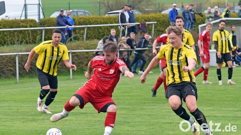Der TSV Konnersreuth (rote Trikots, Szene aus der vergangenen Saison gegen den FC Tirschenreuth/2:1) schloss die Saison 2024/25 als Tabellenvierter ab. In die neue Spielzeit startet der TSV am Sonntag mit dem Derby gegen Neuling SV Pechbrunn. Archivbild: Gebert