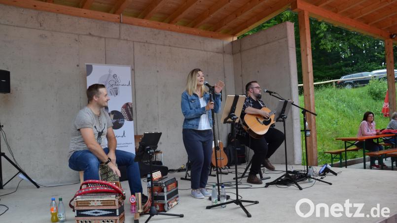 Die Musikgruppe „Saitenwind“ mit Vitus, Marion und Thorsten trat bei der Serenade im Generationenpark in Moosbach auf. Bild: gi
