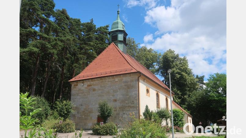 Die Wallfahrtskirche zum Heiligen Kreuz liegt malerisch am südwestlichen Hang des Kreuzbergs. Sie befindet sich auf Hahnbacher Gemeindegrund, gehört jedoch zur Pfarrei Schlicht. Bild: rha
