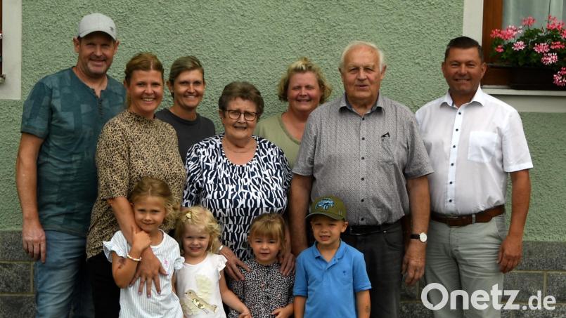 Familie Hubmann mit Bürgermeister Rainer Rewitzer (rechts). Bild: A. Hubmann