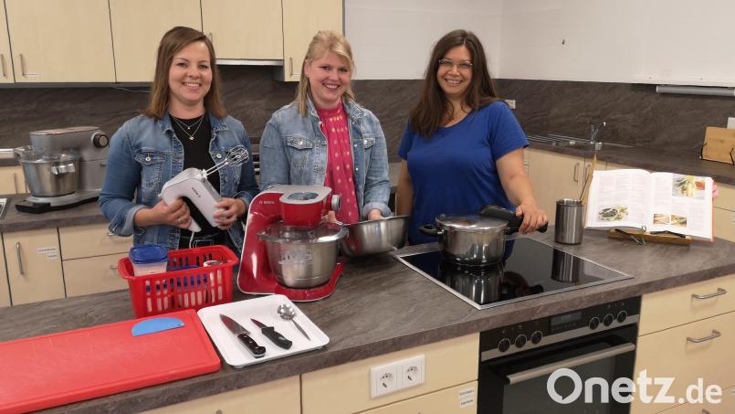 Franziska Dietz (links) und Dorothea Bergler (rechts) sind begeistert von der Ausbildung zur Fachkraft für Ernährung und Haushaltsführung. Mit auf dem Bild Fachlehrerin Theresia Selch in der Lehrküche der Fachschule am Amt für Ernährung, Landwirtschaft und Forsten in Tirschenreuth. Bild: lnz