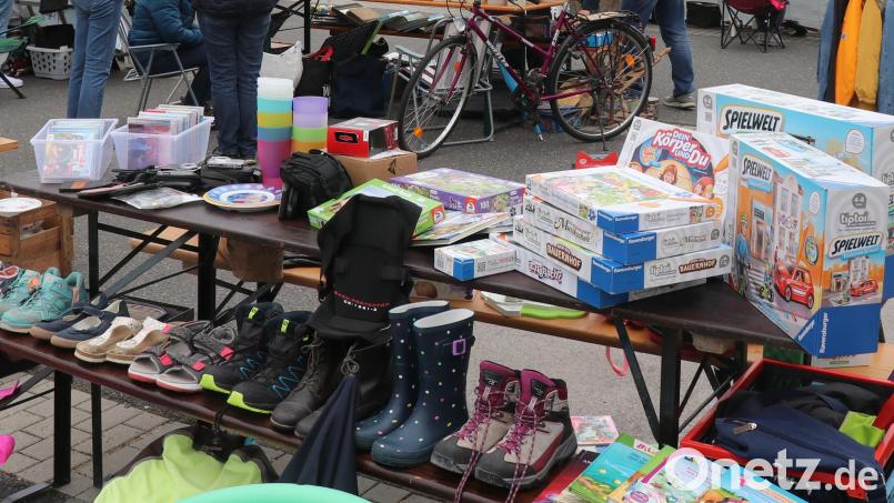 Beim Straßenflohmarkt in Kemnath waren vor allem Spielsachen gefragt. Symbolbild: Ertl, Willi