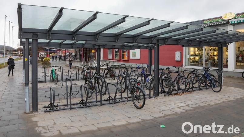 Seit 2023 gibt es den Fahrradstellplatz vor dem Amberger Bahnhof. Jetzt möchte die SPD für mehr Sicherheit gegen Raddiebstähle sorgen und stellt einen Antrag für eine Videoüberwachung. Bild: Wolfgang Steinbacher