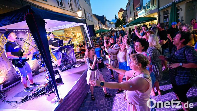 Ausgelassene Stimmung bei Live-Musik in der Innenstadt – das ist nur ein Merkmal des Marktredwitzer Altstadtfestes. Archivbild: Florian Miedl