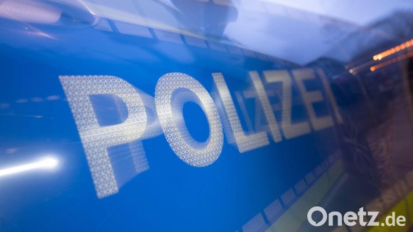 Unbekannte setzen Mülleimer auf dem Pausenhof der Hans-Sauer-Grundschule in Brand. Polizei sucht Zeugen. Symbolbild: Marijan Murat/dpa