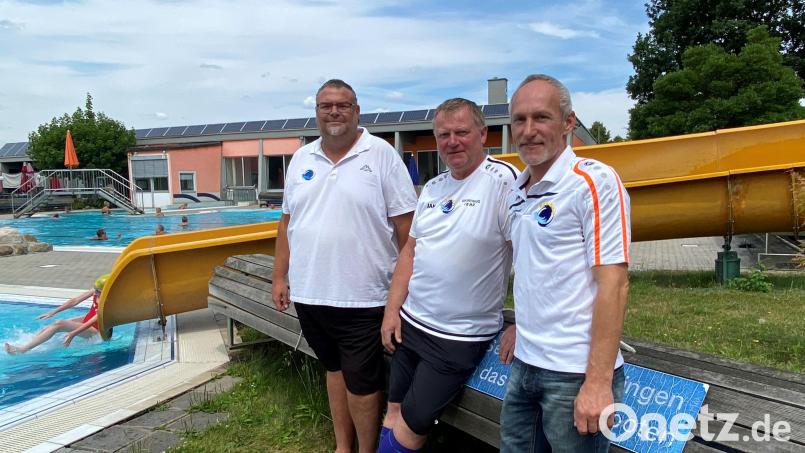 Die drei Bademeister: Volker Liebl, Norbert Wurmstein und Hubert Horn (von links) ersetzen nicht die Aufsichtspflicht der Eltern. Bild: Völkl