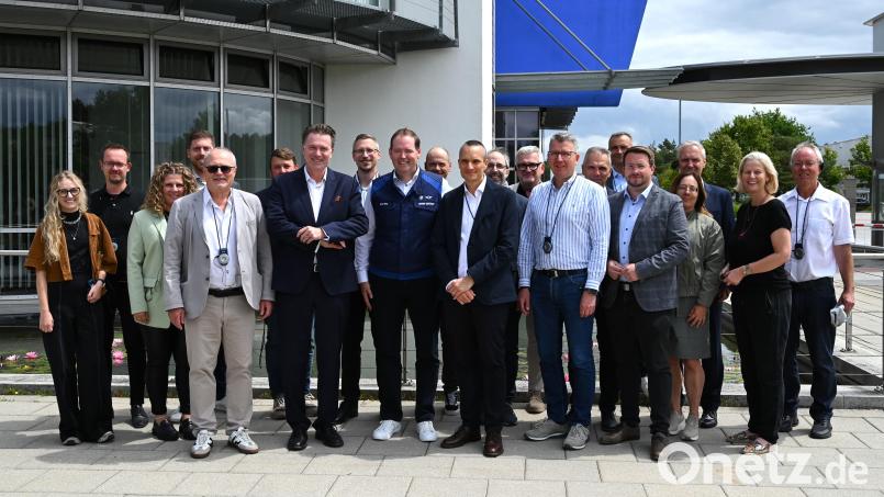 Die Mitglieder des IHK-Gremiums Schwandorf besichtigten im Rahmen ihrer Sommersitzung das BMW-Group-Werk am Standort Wackersdorf. Bild: Lara Aberle