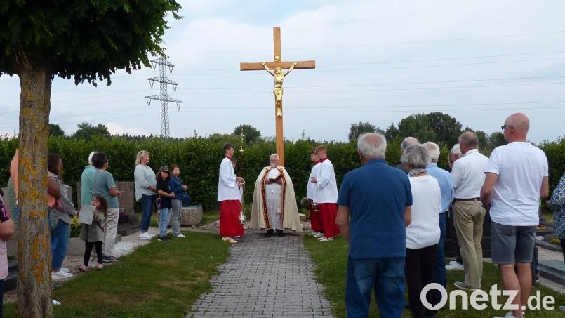 Pfarrer Arnold Pirner steht am Abendgottesdienst vor dem Friedhofskreuz. Bild: hme