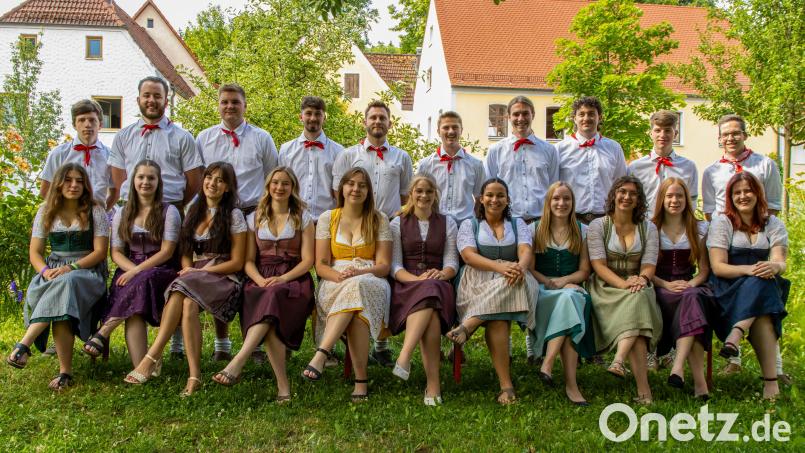 Elf fesche Kirwapaare sorgen für beste Unterhaltung bei der Brauchtumskirchweih in Etzelwang. Bild: ds