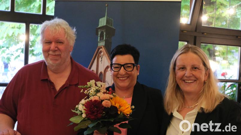Blumen für die OB-Kandidatin Birgit Fruth (mitte) von Simone Böhm-Donhauser (rechts) und Dieter Weiß (links). Bild: gsp