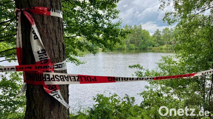 Am Dienstagmorgen flattert an dem Weiher östlich von Hütten ein Absperrband der Polizei. Hier, im Spindelweiher, kam am Vorabend ein Angler ums Leben. Bild: Gabi Schönberger