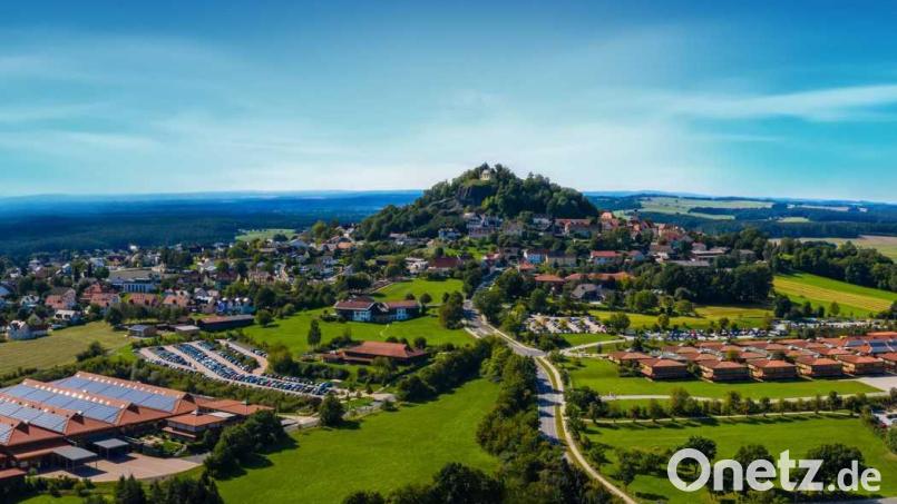 Strahlende Aussichten für Witron unterm Parksteiner Vulkankegel: Das Unternehmen hat erneut zwei Großaufträge an Land gezogen. Bild: Witron