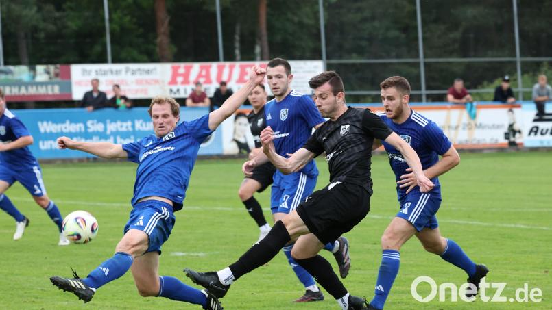 In dieser Szene versucht Etzenrichts Spielertrainer Andreas Wendl (links) vor Karim Nerl zu klären. Bild: Dieter Jäschke