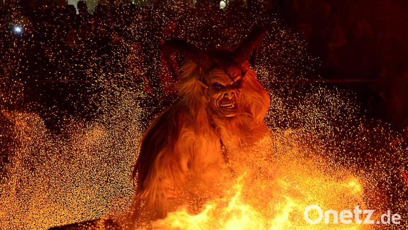 Feuer und gruselige Masken und Verkleidungen: Das gehört beim Raunachtslauf im Januar in der Weidener Altstadt dazu. Ob der Lauf weiter jährlich stattfindet, ist unklar. Archivbild: Kunz
