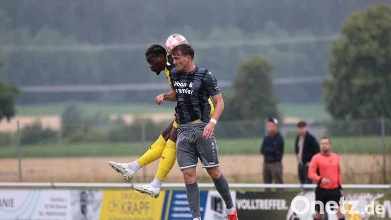 Patril Vacek (rechts) und die SpVgg SV Weiden müssen trotz personeller Probleme alles reinhauen, um gegen die Reserve des FC Ingolstadt einen erfolgreichen Auftakt zu feiern. Bild: Dieter Jäschke