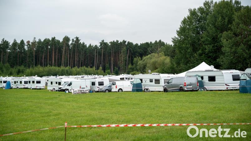 Ordentlich aufgereiht stehen rund 90 Wohnwagen und eine Zeltkirche der Sinti- und Roma-Missionswerk &quot;Leben und Licht&quot; auf einer Wiese unterhalb des Weidener Ortsteils Neukirchen. Bild: Franka Eichl