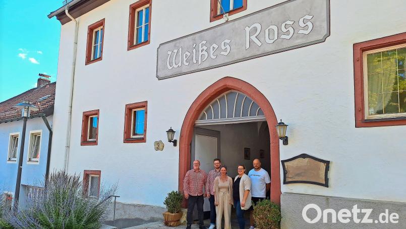 Die Gastronomenfamilie Axel, Lars und Katrin Grünert (von links), die derzeit noch den Hösl-Brauereigasthof in Mitterteich bewirtschaftet, pachtet ab Januar 2026 das Traditionsgasthaus &quot;Weißes Ross&quot; (Bild) in Thiersheim. Mit auf dem Bild die Verpächter Katharina und Christian Mötsch. Bild: Katrin Lyda