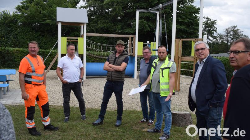 Die Dorfbewohner von Iffelsdorf wünschen sich eine Beschattung über der Rutsche am Kinderspielplatz. Bild: bnr