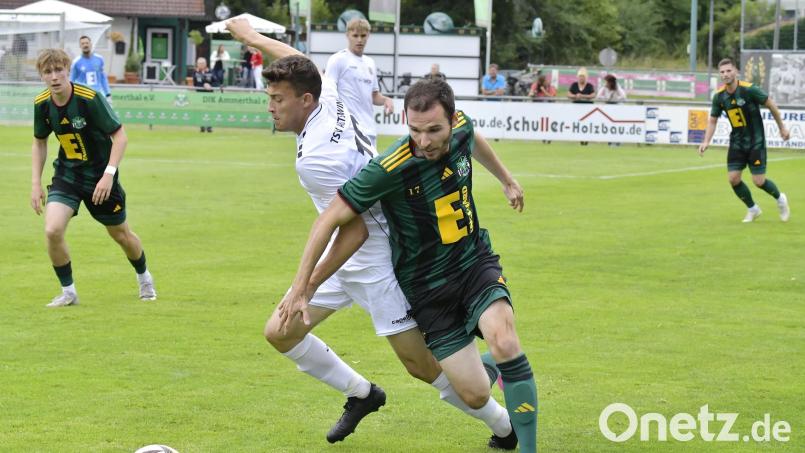 Nach intensiver Vorbereitung startet die Landesliga: Die DJK Ammerthal mit Daniel Gömmel (rechts) startet selbstbewusst in die Landesliga-Saison. Bild: Hubert Ziegler
