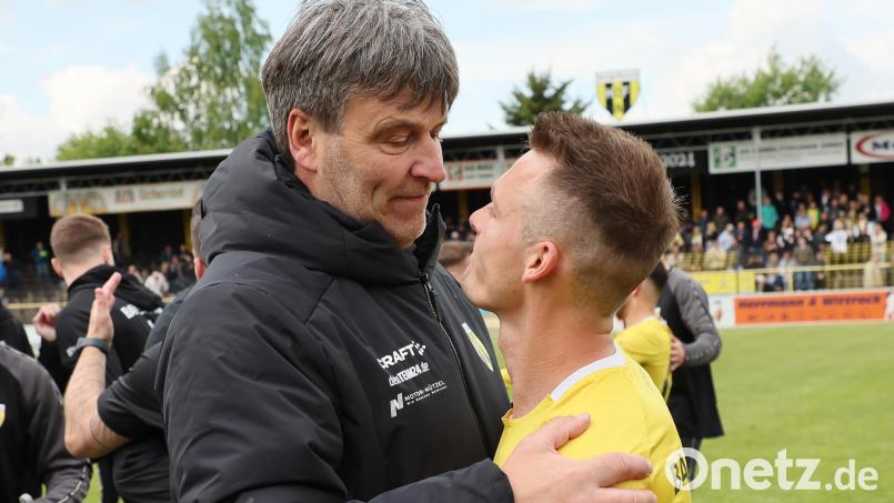 Der Trainer und der bisherige Kapitän der SpVgg Bayern Hof: Henrik Schödel (links) und Nico Schmidt. Wie belastet ist ihr Verhältnis? Bild: PixMaWi - Mario Wiedel