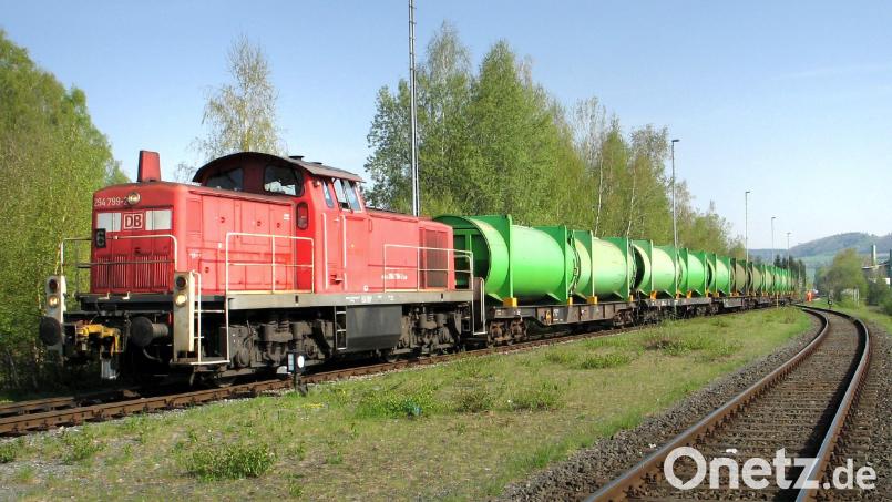 Momentan können die grünen Containerzüge des Zweckverbandes Müllverwertung Schwandorf nicht auf der Strecke von Regensburg nach Schwandorf verkehren und müssen umgeleitet werden. Bild: Stefan Karl