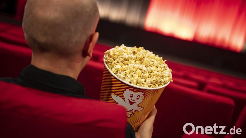 Popcorn gehört zu einem gelungenen Kinoabend einfach dazu. Volontär Dominik Hopperdietzel findet aber: Wer es essen kann, der kann es auch aufräumen. Symbolbild: Fabian Sommer/dpa