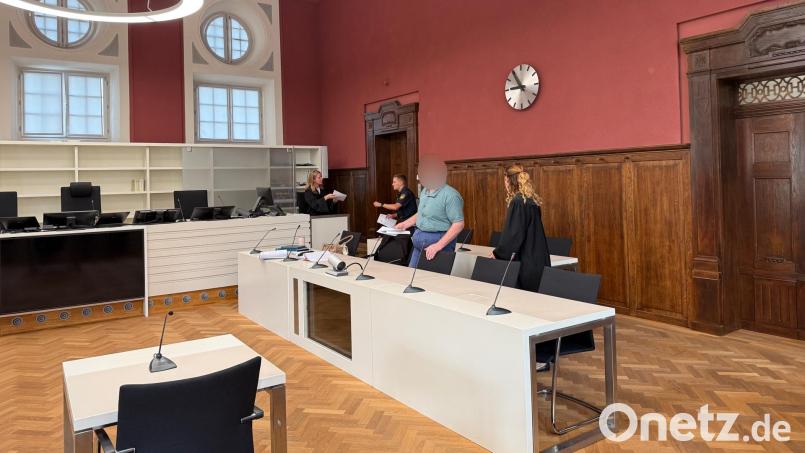 Der Angeklagte und seine Verteidigerin Selina Riemer vor Prozessbeginn am Landgericht in Amberg. Bild: Hohlheimer