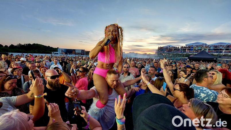 Auf breiten Schultern in den Sonnenuntergang getragen: Loona, Interpretin des Mega-Hits &quot;Hijo De La Luna&quot;. Bild: Kunz