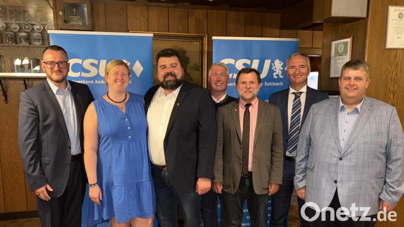 Ein eindeutiger Vertrauensbeweis: Patrick Fröhlich (links) sowie Dieter Dehling, Harald Schwartz, Günter Koller und Stefan Ott (von rechts) gratulieren Stefan Frank, den seine Frau Tanja unterstützt. Bild: ge
