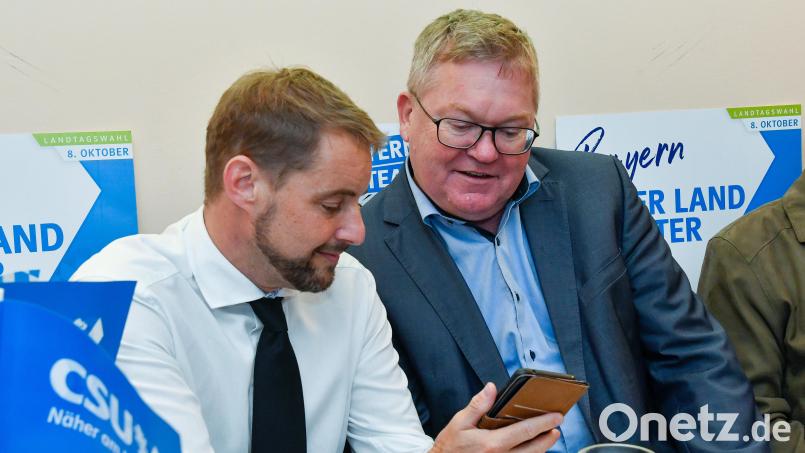 Das Bild entstand am Abend der Landtagswahl 2023. CSU-Fraktionssprecher Matthias Schöberl (links) und Oberbürgermeister Michael Cerny. Archivbild: Petra Hartl