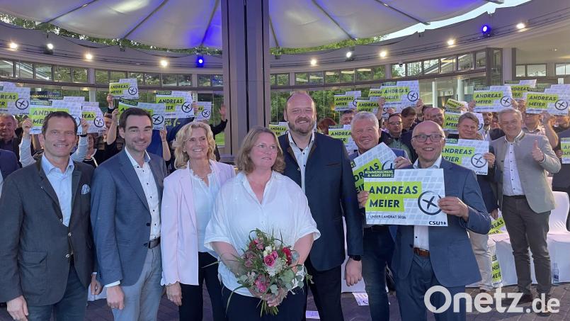 Landrat Andreas Meier (vorne, dritter von rechts) wird auch bei der Kommunalwahl 2026 als Landratskandidat der CSU antreten. Er feierte mit (von links): Bundestagsabgeordnetem Albert Rupprecht, CSU-Kreisverbands-Vorsitzendem Stephan Oetzinger, Stellvertreterin des Landrats Andrea Lang, Ehefrau Jutta Meier, Vizevorsitzendem der CSU-Kreistagsfraktion Gerald Morgenstern und Stellvertretendem Landrat Albert Nickl. Bild: Paulina Schmidt