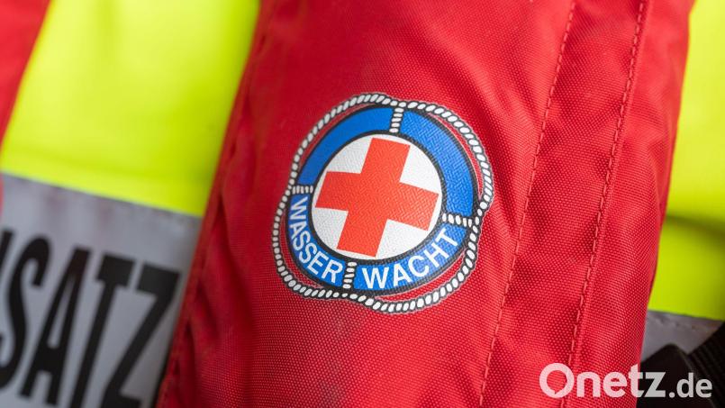 Einsatzkräfte der Wasserwacht haben den toten Mann gefunden. Symbolbild: Peter Kneffel/dpa