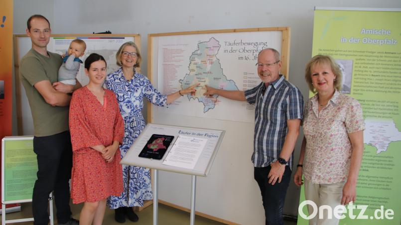 Bei der Vorstellung der Ausstellung der Mennoniten-Gemeinde waren Pastor Paul Warkentin und seine Frau Ina (rechts), Elke Horsch (Mitte) sowie Josua und Maja Neufeld (links) anwesend. Bild: Thomas Dobler