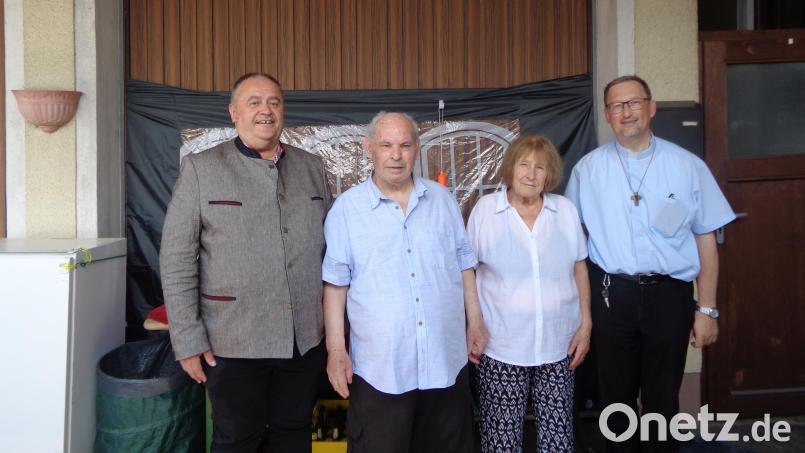 Bürgermeister Peter Dotzler und Ehemann Francesco Cordasco wünschen Lucia Ciferelli alles Gute zum 80. Geburtstag, ebenso Pfarrvikar Christian Preitschaft (von links). Bild: Peter Dotzler