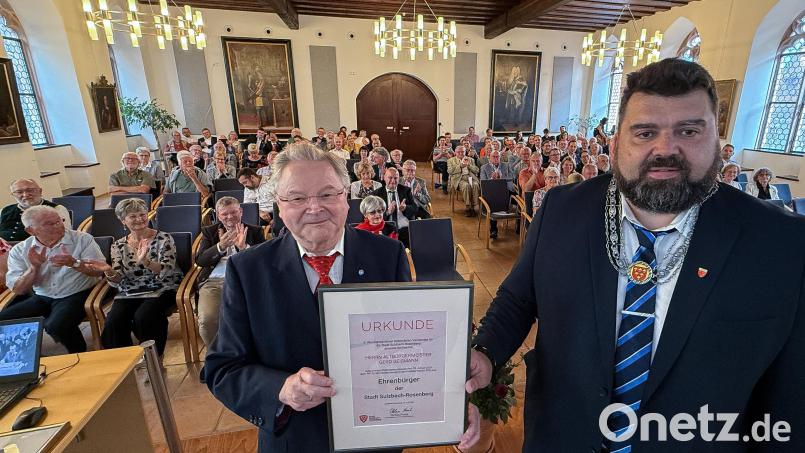 Altbürgermeister Gerd Geismann wird zum Ehrenbürger der Stadt Sulzbach Rosenberg ernannt. Erster Bürgermeister Stefan Frank bei der feierlichen Verleihung im vollen Rathaussaal. Bild: Stephan Huber