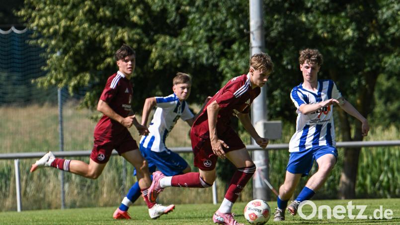 Den jungen Kickern des SV Raigering (blau-weiß gestreifte Trikots) blieb gegen die flinken Nürnberger meist nur das Nachsehen. Bild: Jonas Löffler