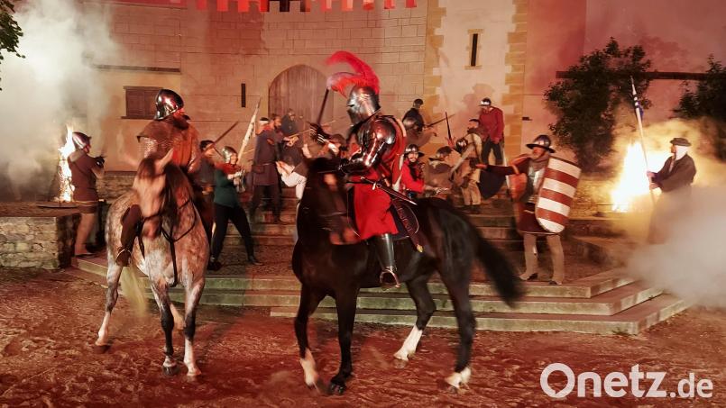 Die Schlacht von Hiltersried ist entbrannt: Der Ritter Hindschi Pflug (Oliver Cieslik) im Vordergrund ist der Anführer des Neunburger Heeres. Szene aus dem Neunburger Hussenkrieg. Bild: lg